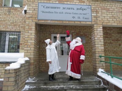 Дед Мороз в погонах поздравил с Новым годом пациентов Детского онкогематологического центра Дед Мороз в погонах поздравил с Новым годом пациентов Детского онкогематологического центра