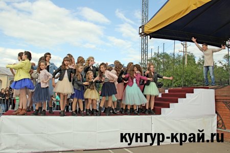 FASHION DANCE SHOW        10 